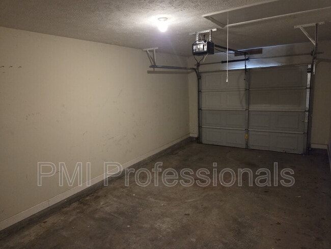 Building Photo - 3241 Hardwood Dr