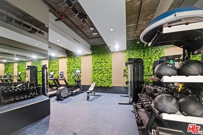 Building Photo - 160 N La Peer Dr