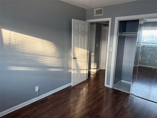 Building Photo - 4050 NE 12th Terrace