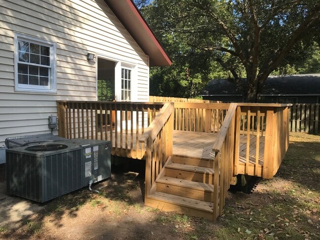 Building Photo - 112 Sycamore St