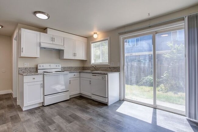 Building Photo - 3 bedroom 2 bath townhouse downtown Hillsboro!