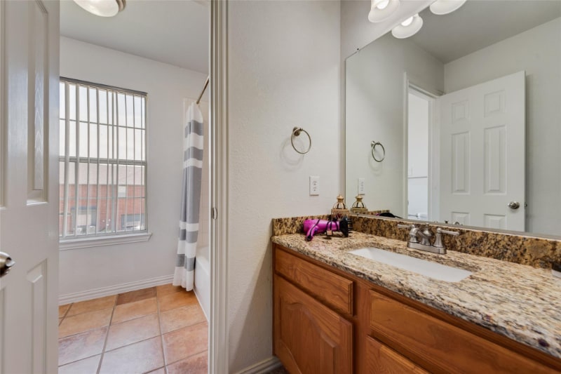 Building Photo - 2404 Dana Dr