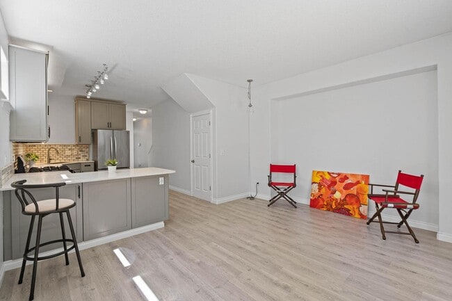 Building Photo - Lovely 3-bdrm/2-bath thin house in Portsmouth. Fenced backyard w/ deck, 1-car garage