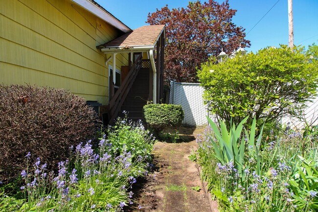 Building Photo - 310 16th St SE
