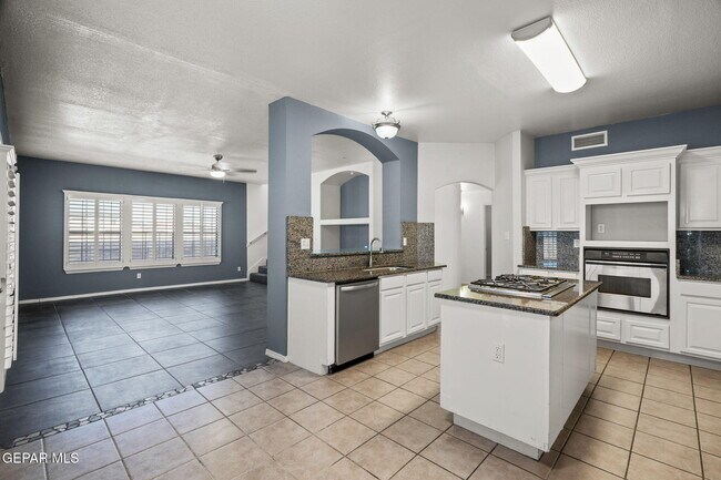 Building Photo - 695 Paseo del Mar Dr