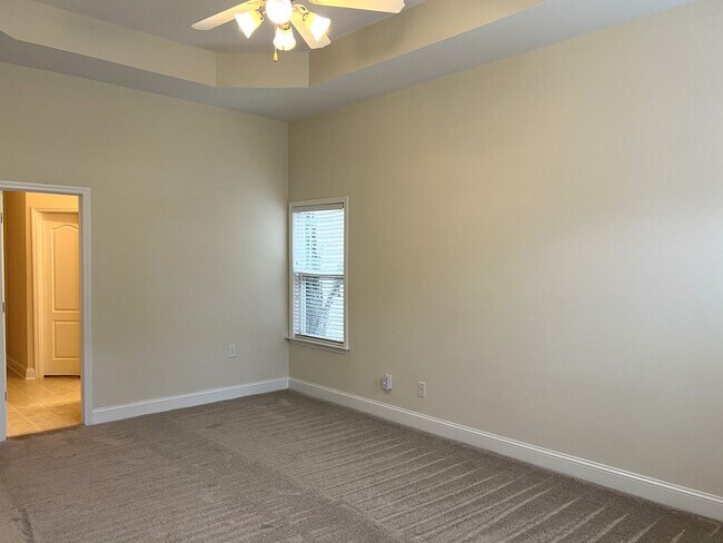 Building Photo - The Highlands!!