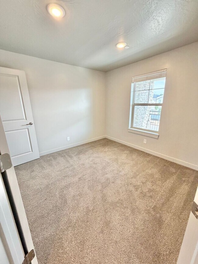 Building Photo - 2 Bed Lone Rock Condo!