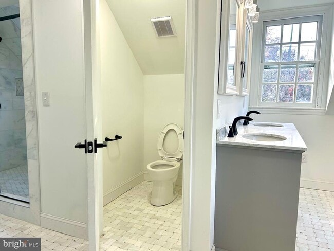 Building Photo - 571 N Newtown Street Rd