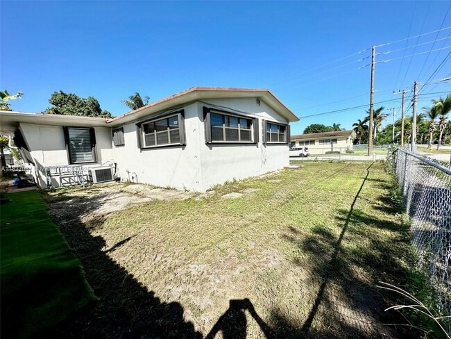 Building Photo - 460 NE 169th St
