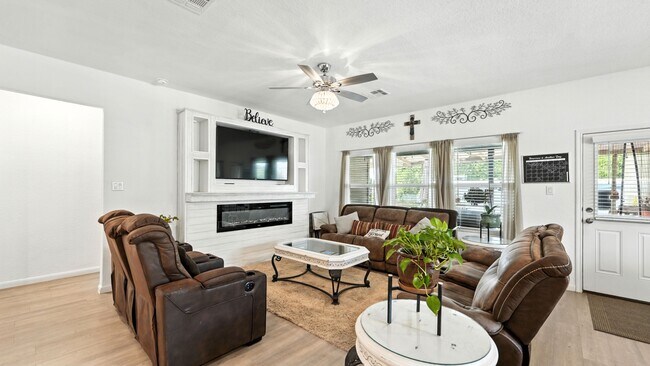 Building Photo - 305 N Kowald Ln