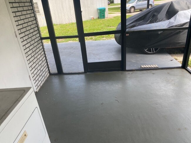 Building Photo - Three bedrooms one bath Deltona