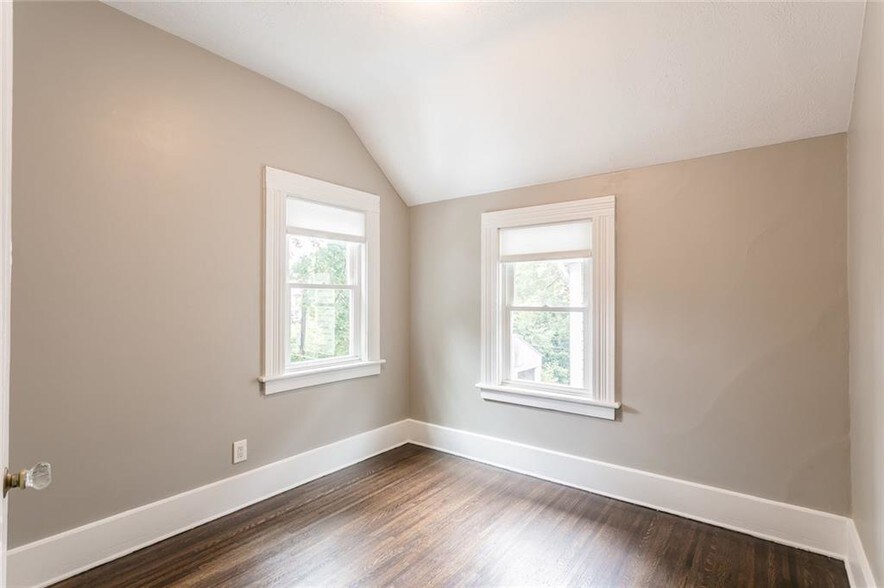 bedroom - 513 Oxford St