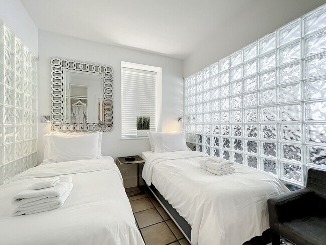 Building Photo - 825 Jimmy Buffett Mem Hwy