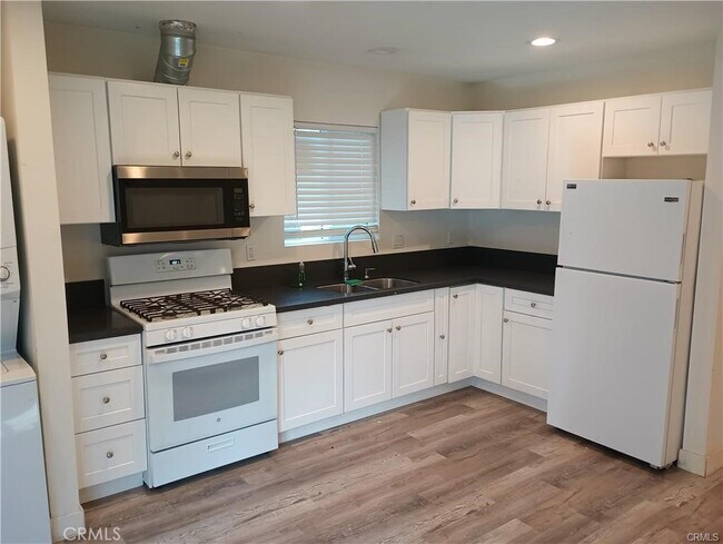 Building Photo - 22441 Saticoy St