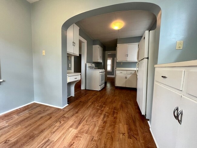 Building Photo - Spacious super clean 3 BR home close to Bayfront, UPMC Hamot and downtown, Convenient to LECOM