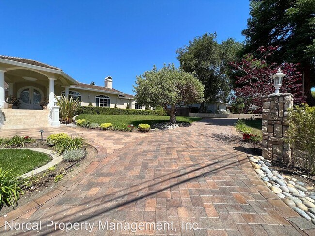 Building Photo - 5 br, 4.5 bath House - 1425 Villa Dr