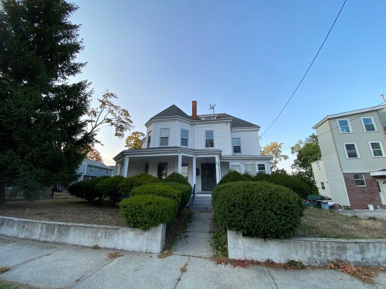 Front door will porch - 21 Royall St