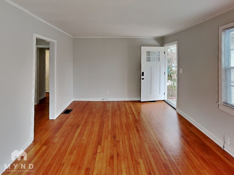 Building Photo - 3816 The Plaza