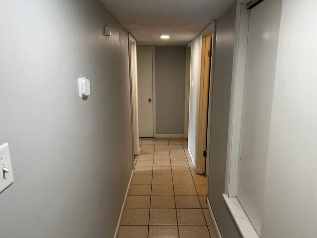 Building Photo - 3 Bed 1.5 Bath Home