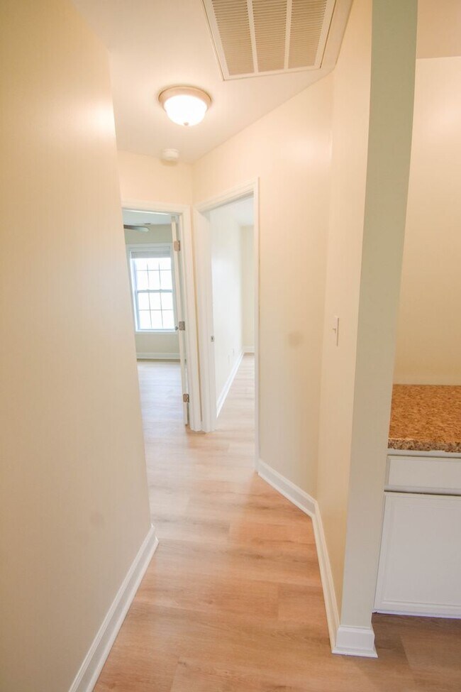 Building Photo - 3 Bedroom 2 Bathroom with Garage