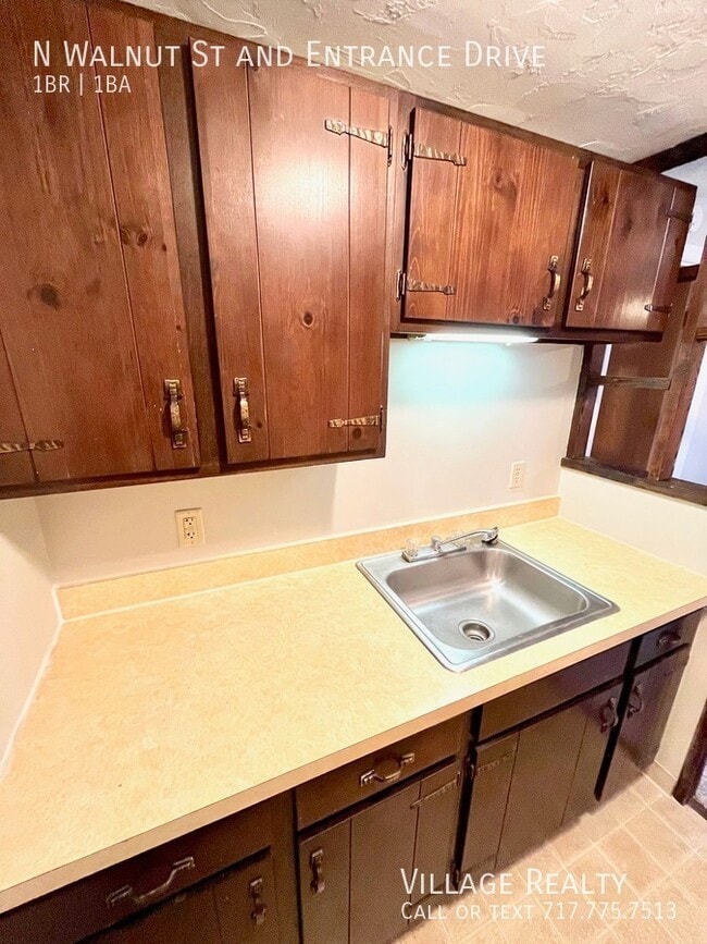 Building Photo - 302 N Walnut St