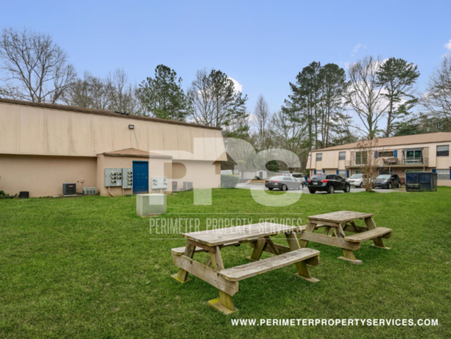 Building Photo - FULLY RENOVATED UNIT!!! WITH ONE MONTH REN...