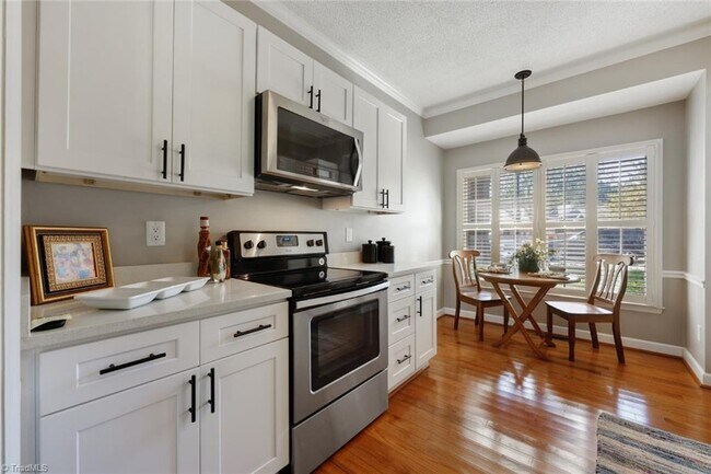 Building Photo - 1822 Oakcrest Ct