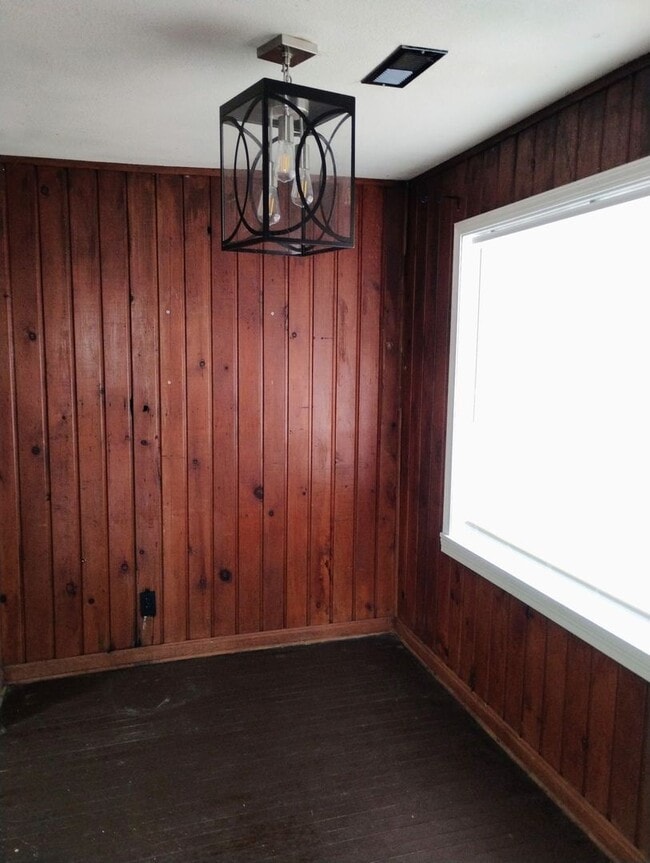 Building Photo - 2 bed 1 bath