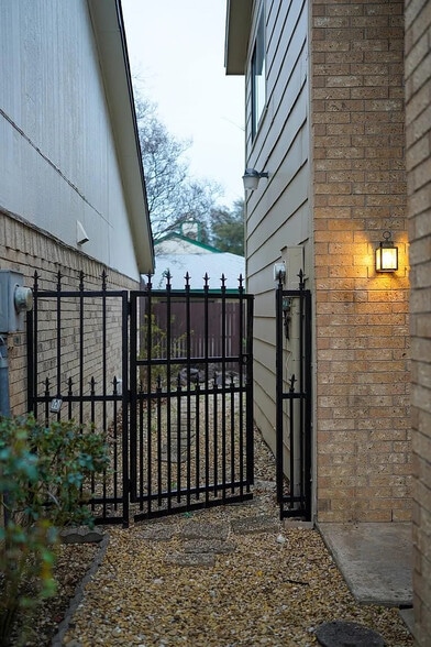 Building Photo - Room in House on Corona Dr