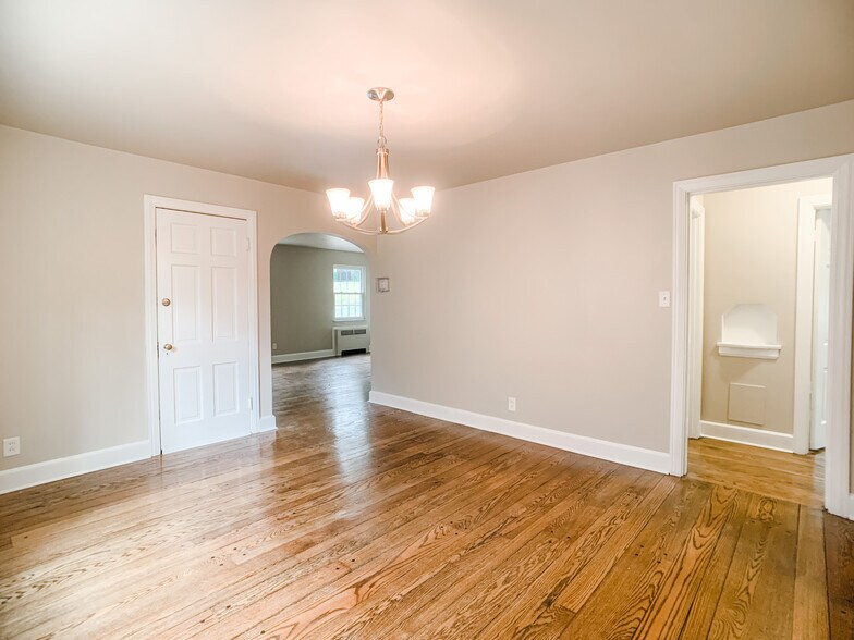 Dining Room #5 - 6260 Rogers Park Plz