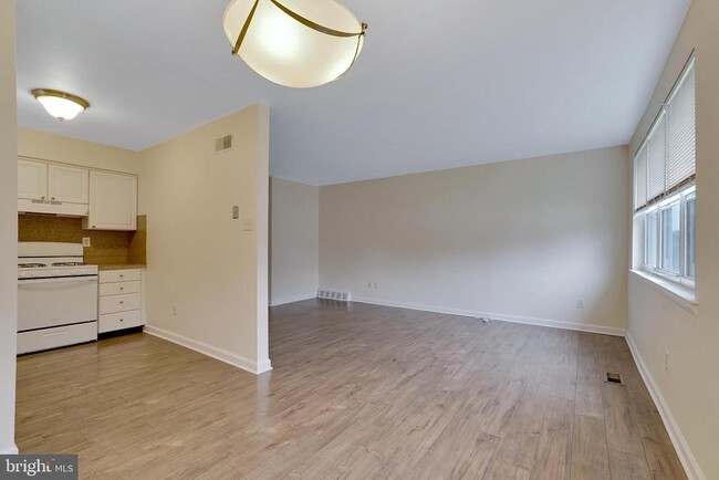 Building Photo - 9754 E Roosevelt Blvd