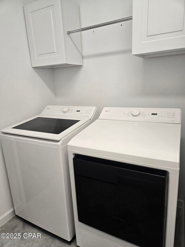 Building Photo - 8958 Parrot Pl