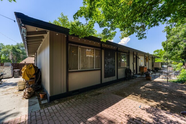 Building Photo - Renovated Mid Century Modern Home in the D...