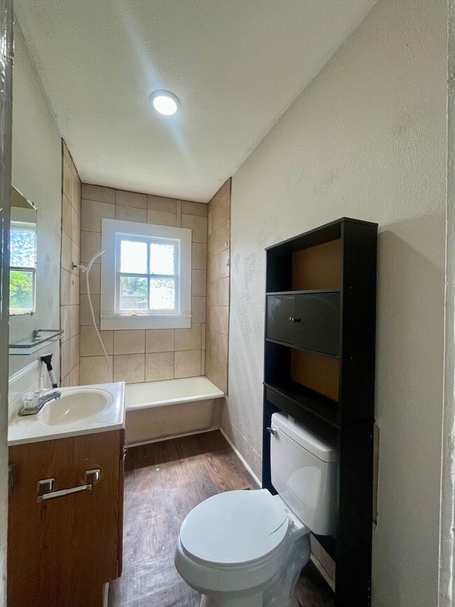 Building Photo - 2 Bed/1 Bath House