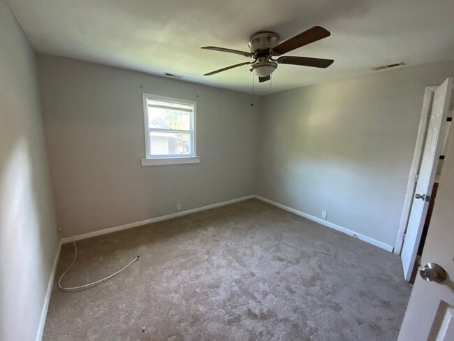 Building Photo - Available to Show **Holiday Move-in Special**$500 off the first full month's rent!