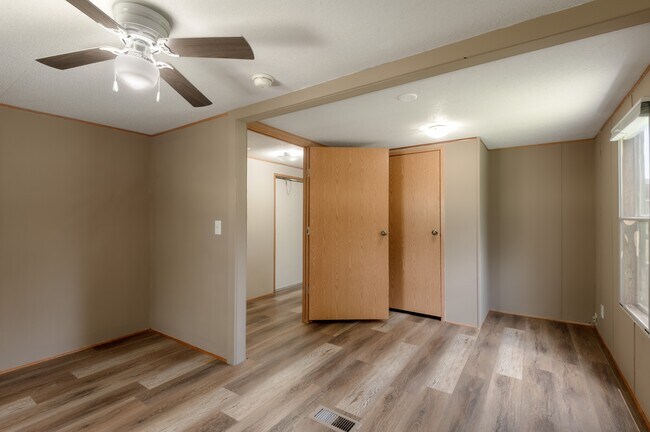 Building Photo - 37 C Riverside Ln