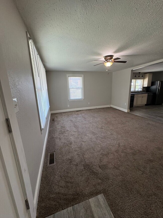 Building Photo - Duplex - Next to Drury University