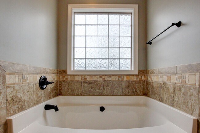 Building Photo - Executive Home on Cul de sac off exit 8.  Hurry.