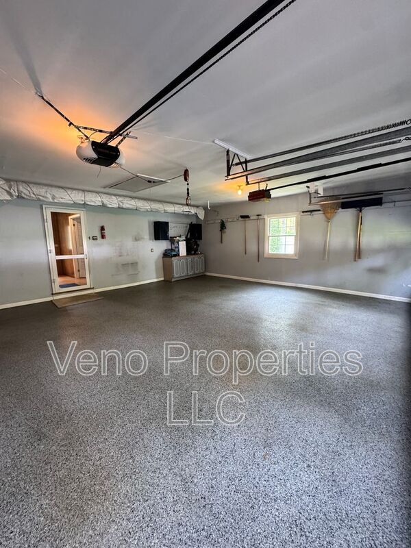 Building Photo - 23 Glenwood Dr
