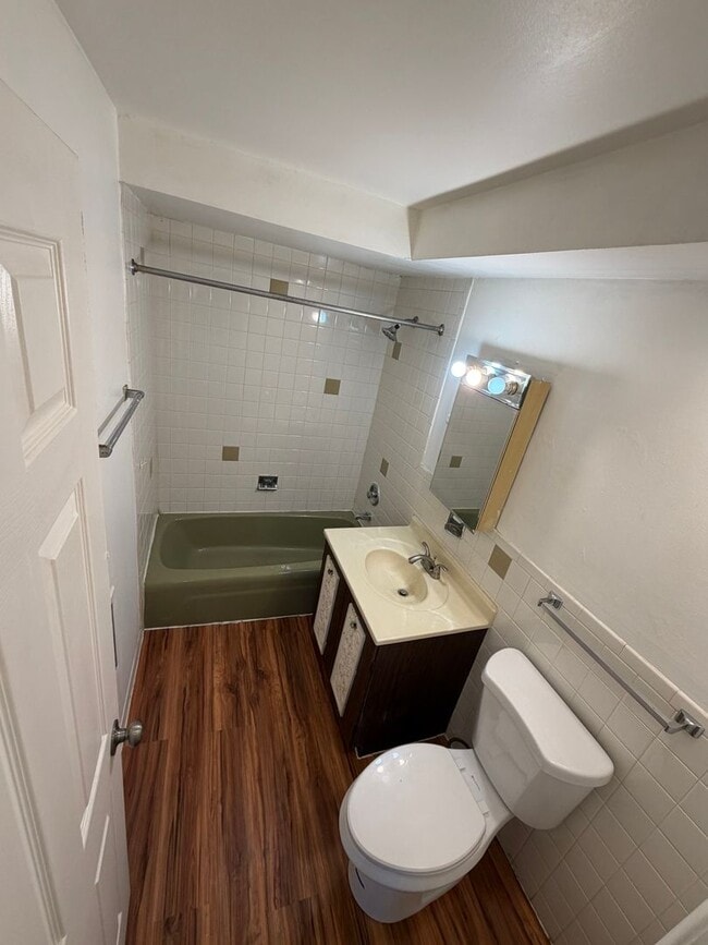 Building Photo - 1 Bed One Bath in DOWNTOWN Forest Park!!!