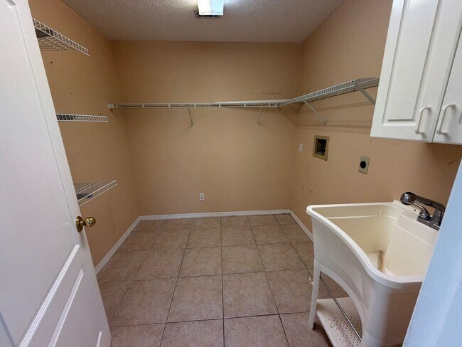 Building Photo - 604 Mallory Dr