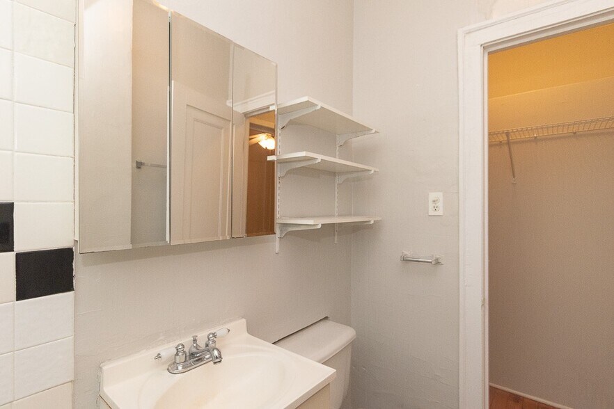 Building Photo - 2831 N Burling St