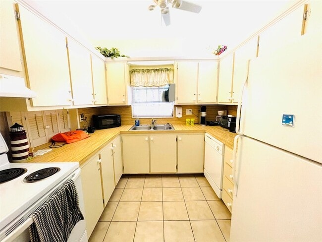 Building Photo - 259 S Cypress Rd