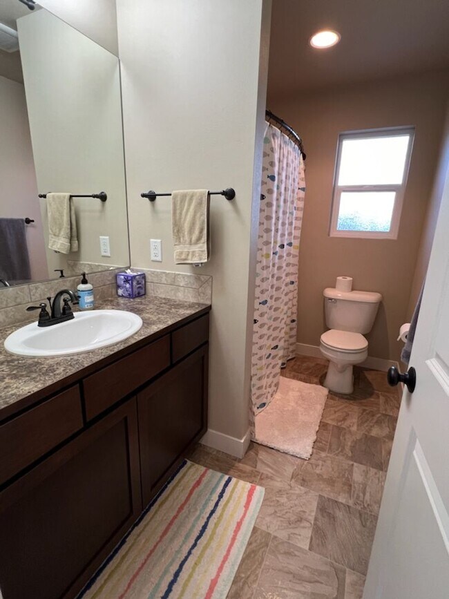 Building Photo - Beautifully constructed! 3 bed/2.5 bath ho...