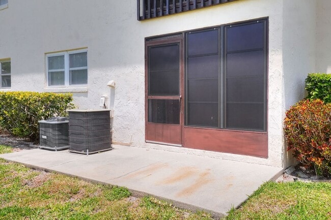 Building Photo - 2-Bedroom, 1-Bathroom Condo in Winter Haven