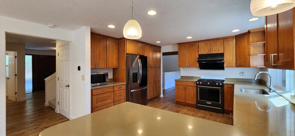 Building Photo - 2417 Sahalee Dr W
