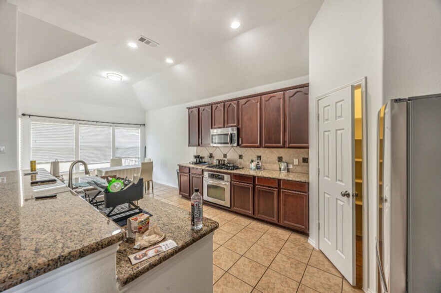 Building Photo - 10206 Teal Hollow Dr