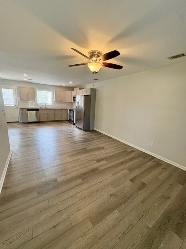 Building Photo - Charming Three Bedroom Duplex on Harborvie...