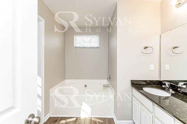 Building Photo - Spacious 4 bedroom colonial available now!