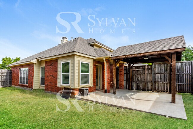 Building Photo - Enjoy living the good life in this 3 bedroom, 2 bathroom home